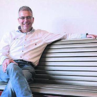 Die eigene «Volksbank» - Lange hat Paul Wertli an seiner «perfekten» Sitzbank herumgetüftelt. Bild: sab