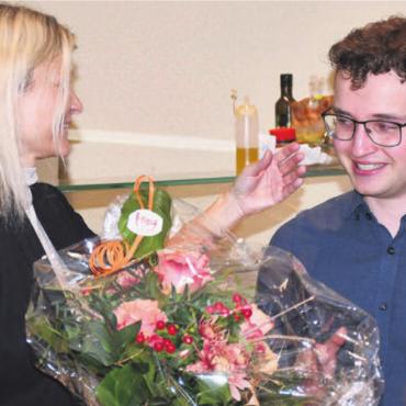 31 Bisherige und gleicher Frauenanteil - Zurück im Einwohnerrat: FDP-Fraktionspräsident Lionel Zingg gratuliert Denise Strasser zu ihrer Zeit im Gemeinderat und heisst sie im Dorfparlament wieder willkommen.
