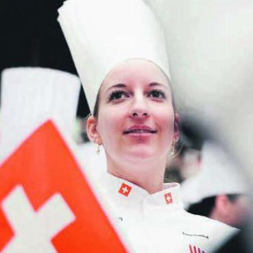 Mit Stangensellerie und Estragon - Lena Humbel an der Koch-Olympiade in Stuttgart. Dort beschäftigte sie sich mit Pâtisserie und wusste die Jury zu überzeugen. Bild: zg