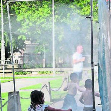 Ein Sommerabend zum Geniessen - Beneidenswerte Kinder. Manch einer wäre gern selbst unter die Dusche.