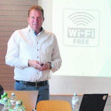 Verkehrsachse zu wenig beachtet - Repla-MRK-Präsident Stefan Bossard (Mitte) bedauerte die unglückliche Kommunikation bezüglich Verkehrsplanungs-Informationen. Bild: Roger Wetli