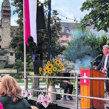 Zu Ehren der Schweiz - Vor der «schönsten Kulisse im Aargau» gab sich Dieter Egli besorgt. Durch die Weltlage sieht er die Werte der Demokratie in Gefahr.