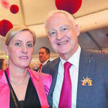 Zirkuszauber zwischen Arien - Grossrat René Bodmer genoss mit Partnerin Britta Massmann den Abend.