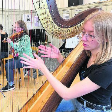 Klassik in die Wiege gelegt - Die junge Harfenistin Jana Bürger tritt am Sonntag gemeinsam mit dem Orchester Bremgarten in der Stadtkirche auf. Bild: Selina Luchsinger