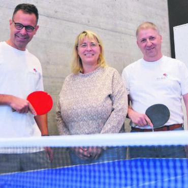 Auf der Welle mitreiten - Sie wollen dem Tischtennisclub Muri wieder neues Leben einhauchen, von links: Martin Schneider, Brigitte Meier und Christian Marthaler. Bild: Annemarie Keusch