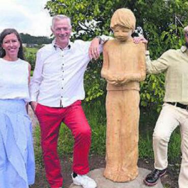 Bewusst barfuss - Der «Zufiker Bueb» wurde am 1. August eingeweiht. Bild: rwi