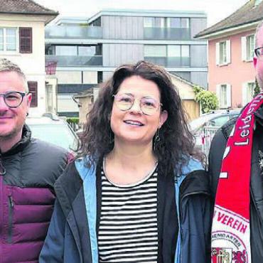 Infrastruktur auf der Ersatzbank - Claudia Bamert und Daniel Sommerhalder (links) überbrachten die Glückwünsche des Stadtrats, aber für Chad Evans (rechts) keine News in Sachen Kunstrasen. Bild: wam