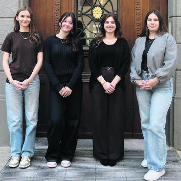 Erneut «Ziit för d’Generation Z» - Alina Steuble und Anina Loretan (beide erstes Lehrjahr), Rilana De Odorico (zweites Lehrjahr) und Olivia Schönbächler (drittes Lehrjahr) übernehmen die Verantwortung (von links). Letztere beide haben auch den Pressetext für den «BBA» in Eigenregie verfasst. Bild: zg