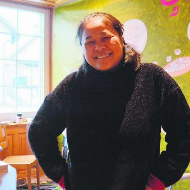 Grossen Schritt näher am Traum - Künstlerin und Köchin in einem. Noch bemalt sie die Wände, bald empfängt Usa Stutz im «Central» Gäste. Bild: Annemarie Keusch