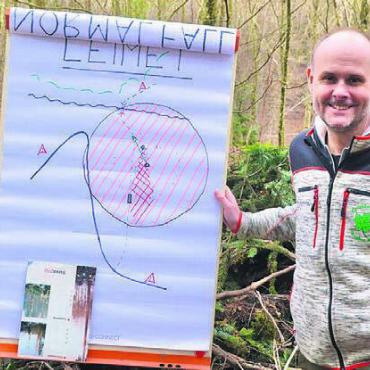 Finale der Holzschlag-Saison - Forstbetriebsleiter Oliver Eichenberger zeigt den Gefahrenbereich. Bilder: Thomas Stöckli