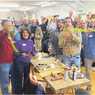 Bilder, Menschen, Emotionen - 9. Januar: Grosse Freude bei den Organisatoren, Helferinnen und Helfern sowie bei den Besuchenden an der Eröffnung des Repair-Cafés auf dem Mutschellen. Die Premiere wurde mit Durchschneiden eines Bandes feierlich zelebriert.