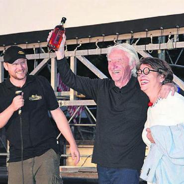 Versprechen gehalten - Vereinspräsident Stefan Meienberg überreichte den Steinbergers einen echten Dorfplatzkino-Whisky.