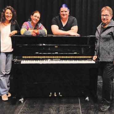 Herr Bello und Frau Dietrich - Freuen sich auf die Gastspielsaison (von links): Grazia Giampa, Bigi Stutz, Patrick Honegger und Heidi Ehrensperger.
Bild: Vincenz Brunner