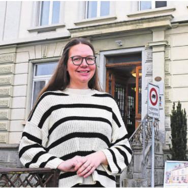 Beliebter Ort für alle - Leiterin Melanie Müller vor der Gemeindebibliothek. Bilder: pd/dm