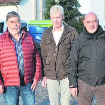 Aktiv gegen Beizensterben - Auf dieser Kiesfläche soll das Gebäude mit Restaurant und Mietwohnungen entstehen. Dafür setzen sich ein: (v. l.) Guido Wertli, Othmar Stettler, Hanspeter Kaufmann, André Juchli und Daniel Stark. Bild: Roger Wetli