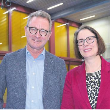 Mit und für die Region - Daniel Schüepp und Claudia Long verfolgen den Reusssteg weiter. Bild: sab