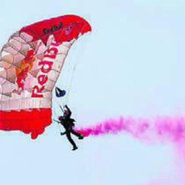 Stars, Stunts und Stimmung - Überraschung von oben: Die Flugshow.