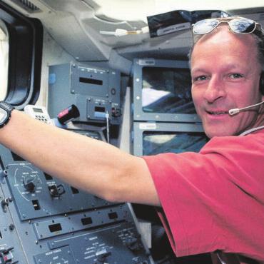 Astronaut als Stargast - Claude Nicollier ist der bisher einzige Schweizer im Weltall. Ende Oktober wird er die Kanti Wohlen besuchen und von seinen spannenden Erfahrungen erzählen. Bild: pd