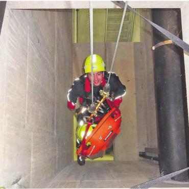 3,9 Milliarden Liter - Seil gefragt: Die Feuerwehr Zufikon führte ihre Rettungsübung in den engen Kanälen und Räumen der ARA durch. Bild: zg
