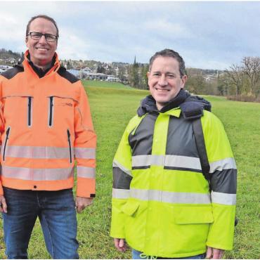 Baustart wohl Mitte Mai - Der neue Seitenarm der Reuss wird an dieser Stelle gegraben, der Weg auf die Hangkante verlegt. Projektleiter und creaNatira GmbH-Geschäftsführer Ulysses Witzig (links) und Pro-Natura-Aargau-Geschäftsführer Matthias Betsche freuen sich, dass die Arbeiten noch in diesem Jahr umgesetzt werden. Bilder: Roger Wetli