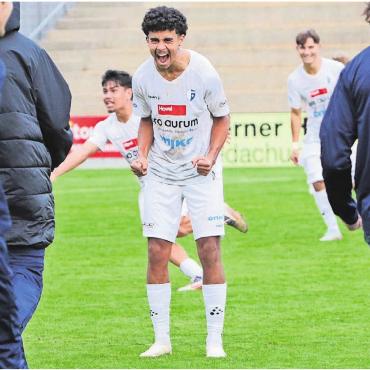 Sieg auf mehreren Ebenen - Die Wohler flippen aus vor Freude nach dem Abpfiff. Luca Nascimento (Mitte) brüllt sich die Erleichterung jubelnd von der Seele. Bild: Josip Lasic