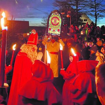 Leckeres und Lichter im Herzen - Der Samichlaus erzählte eine Geschichte. Bilder: gum