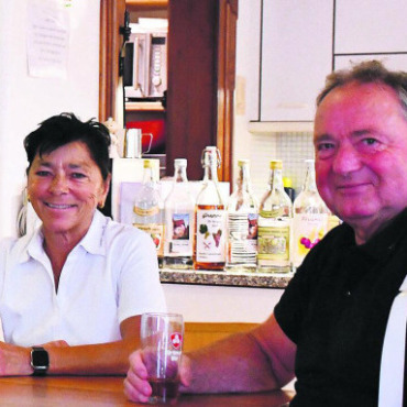 «Wir sind mega glücklich da» - Jacky Brumann, weisse Bluse, und Rolf Kopf, rechts, nehmen sich die Zeit, mit ihren Gästen zu plaudern. Dieser vertraute und freundschaftliche Umgang wird ihnen künftig fehlen. Bild: Verena Anna Wigger