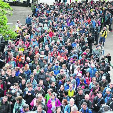 Rund 1440 Läufer angekommen - Vor dem Bezirksschulhaus Bremgarten bildete sich beim Start eine lange Schlange.