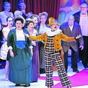 Hereinspaziert, hereinspaziert! - Schauspiel, Tanz, Musik und Akrobatik vereinen sich bei der neusten Produktion der Operettenbühne Bremgarten. Bild: Alex Wagner