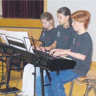 Musizierende Jugend begeistert - «6 Hände und ein Klavier» – ein nicht alltägliches Bild aus dem Konzertsaal.