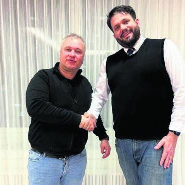 Wechsel an der Spitze - Der abtretende Präsident Matthias Moser (links) gratuliert seinem Nachfolger Claudio Müller zur Wahl. Bild: zg