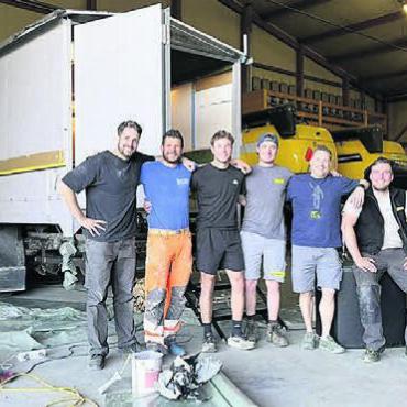 Bereit für den Einsatz - Fleissig und motiviert. Ein grosses Team sanierte den Speakerwagen. Bild: zg