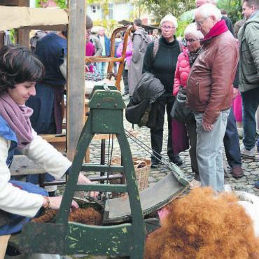Das alte Handwerk lebt - Stühle anfertigen und polstern ist Handarbeit. Wie es geht, wird am Markt der Vielfalt vorgeführt. Viele Arbeitsschritte sind genau gleich wie früher. Bild: Sabrina Salm
