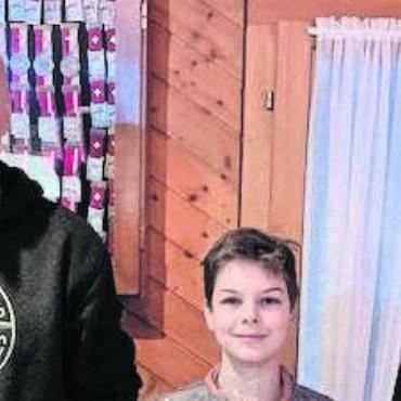 Severin Meier holt sich den grössten Grittibänz - Sie freuen sich über ihre Resultate: (v. l.) Martin Stutz, Severin Meier und Cédric Groth. Bild: zg