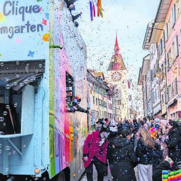 Fantastisches Städtli - Nomen est Omen: Die Schpitelturm-Clique geniesst das Heimspiel zu Füssen ihres Namensgebers.