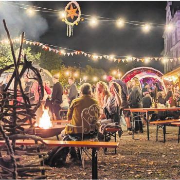 Mit dem Kuzeb feiern - Während nebenan die Post abgeht, gibt es am Kuzeb-Festival auch ganz viel Raum für gemütliches Beisammensein. Bilder: Marco Huwyler