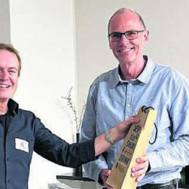 Nicht mehr wegzudenken - Organisator Daniel Nick (rechts) bedankte sich bei Referent Daniel Renggli mit einem guten Tropfen Wein. Bild: rah
