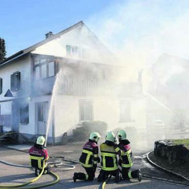 Brand im Dorfladen - Grosse Aufregung im kleinen Nesselnbach. Plötzlich stand der Dorfladen in Flammen. Zum Glück konnten sich alle Bewohner rechtzeitig retten. Bild: pz