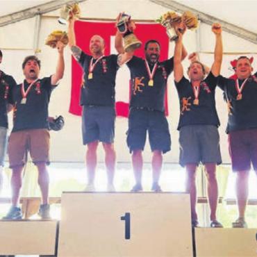 Pontoniere triumphieren - Komplettes Podest: Bremgarter Jubel in Ottenbach. Bild: zg