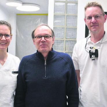Schluss nach 40 Jahren - René Schlatter (Mitte) übergibt seine Praxis in Widen samt Angestellten und Patienten an Philipp Grohmann und Barbara Eisner von Grohmann & Eisner in Berikon. Bild: Roger Wetli
