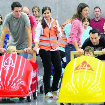 Grandios gestartet - Die Familien waren mit vollem Elan dabei. Bilder: Roger Wetli (2) / zg (1)