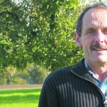 Geschichten aus dem Dorf - Walter Stierli weiss, dass der Bund früher Prämien zahlte, damit man Hochstammobstbäume fällte. Heute erhält man Geld, wenn man sie pflanzt und erhält. Bild: rwi