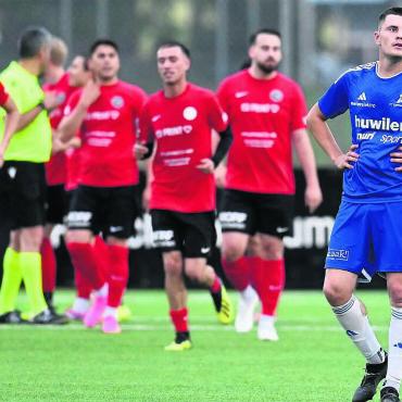 Es hat nicht gereicht - Jubelndes Rothrist im Hintergrund, während Maurice Burger (rechts) und der FC Sarmenstorf fassungslos sind. Der Abstieg der Bühlmoos-Kicker ist Tatsache. Bild: Alexander Wagner