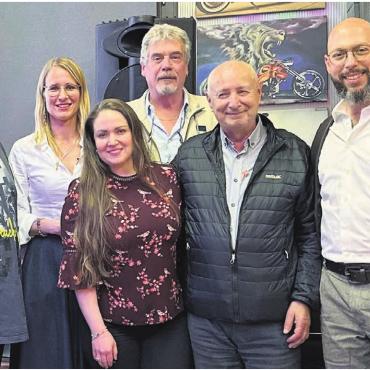Gefühl von Gemeinschaft - Der neu gewählte Vorstand der SVP Zufikon (von links): Klaus Kunisch, Luzia Sommer, Christina Galliker, Peter Jucker, Peter Bärtsch und Boris Sommer. Bilder: it