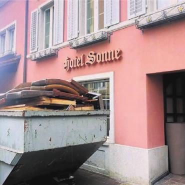 Wie weiter am Bogen? - Unschön: Vor dem «Hotel Sonne» stand nach dem Verkauf und ersten Renovationsarbeiten wochenlang eine volle Mulde, ohne dass Weiteres geschah. Nach Drängen von Nachbarn und der Stadt verschwand sie wieder. Das Restaurant blieb geschlossen.