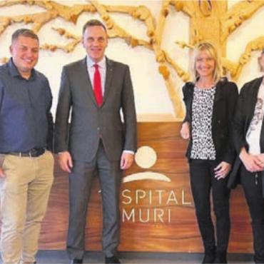 Zu Gast im Spital Muri - Erhielten einen spannenden Einblick, von links: Fabian Trüb, Alain Bütler, Jean-Pierre Gallati, Nicole Heggli-Boder, Raissa Maire und Direktor Daniel Strub. Bild: zg