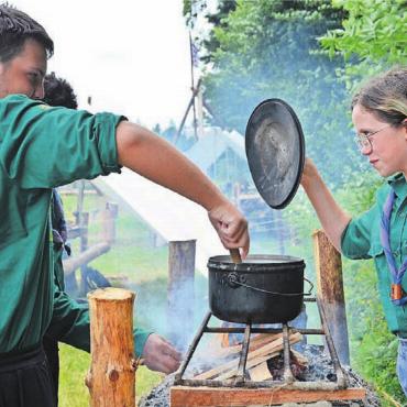 Gehören schon fast zur Gemeinde - Die Kinder und Jugendlichen im Alter zwischen 11 und 17 Jahren versorgen sich selbst. Da gehört auch das Kochen auf dem offenen Feuer dazu.