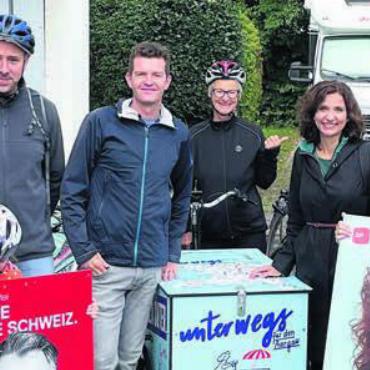 Velotour mit Gabriela Suter - Die Teilnehmenden freuten sich beim Start in Berikon auf die Velotour. Bild: zg
