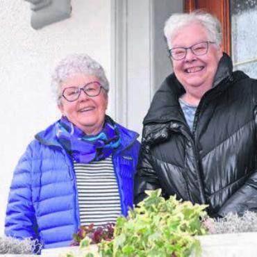 Dankbares Lächeln als Lohn - Im Einsatz für die Allgemeinheit: Mariette Baumann und Myriam Bürgisser. Bild: tst