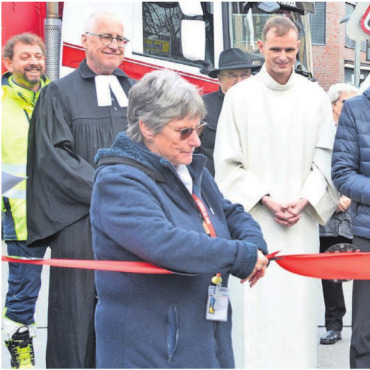 Einer der wichtigsten Marktplätze - Frau Vizeammann Doris Stöckli (rechts) und Christchindli-Märt-Präsidentin Sabina Glarner durchschneiden gemeinsam das Eröffnungsband. Sie wünschen allen einen zauberhaften Weihnachtsmarkt und hoffen, dass so manche Herzenswünsche in Erfüllung gehen. Bild: Roger Wetli